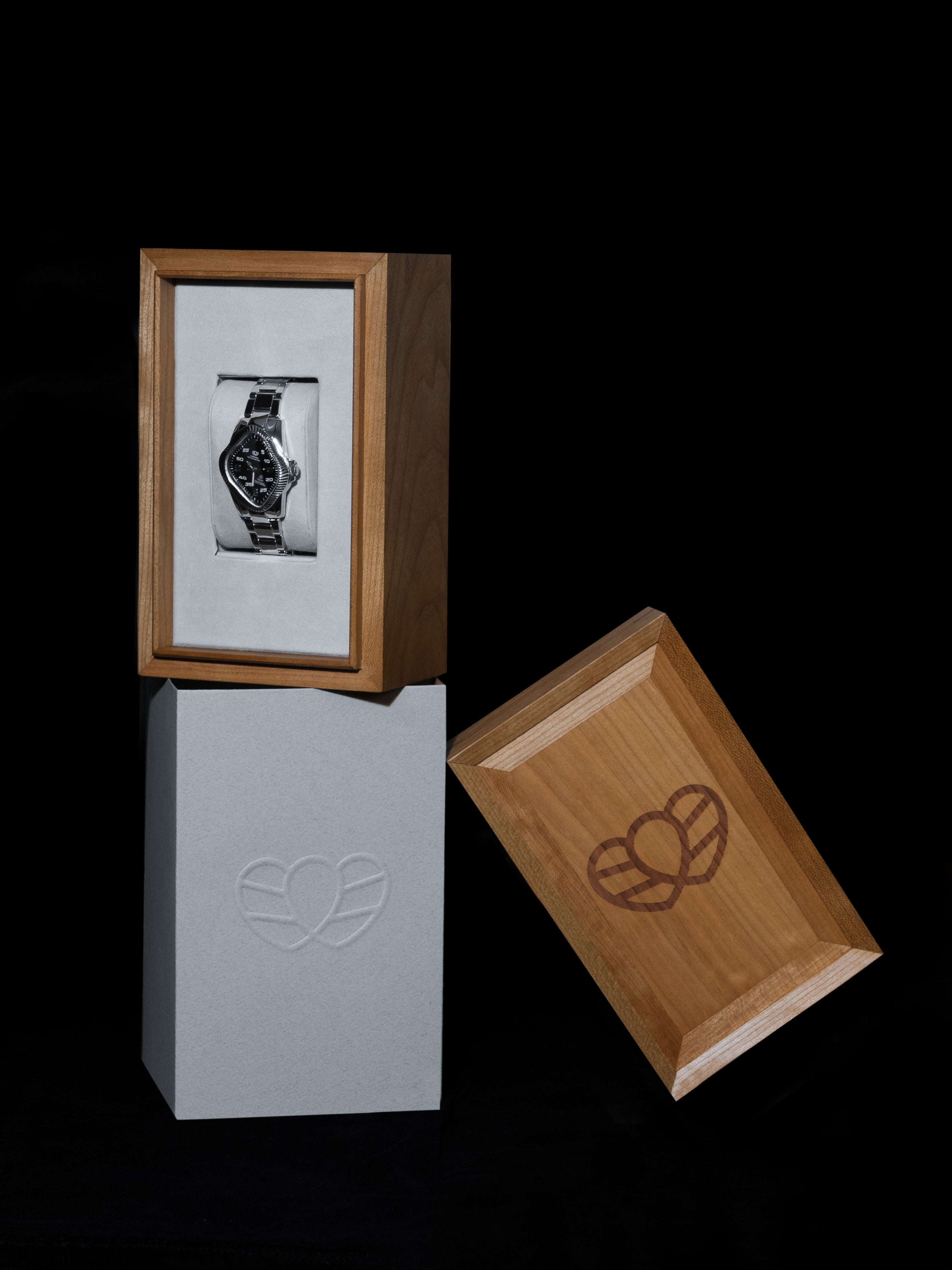 Complete packaging set for PEA106-PGY including watch box, outer sleeve, and warranty card